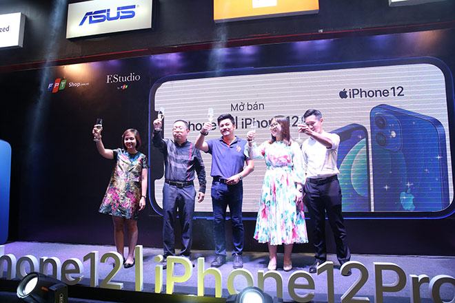 FPT Shop là chuỗi cửa hàng chính hãng tiên phong mở bán iPhone 12 Series tại Việt Nam
